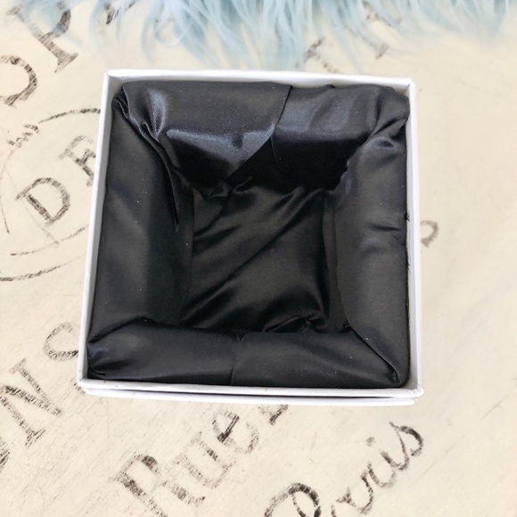 PANDORA, 2016, Porcelain, White And Silver, Quilted, Christmas Present, Ornament - Picture 8 of 16